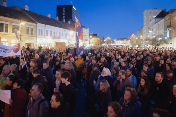 Interview: „Eine Demokratie stirbt nicht mit einem Knall“